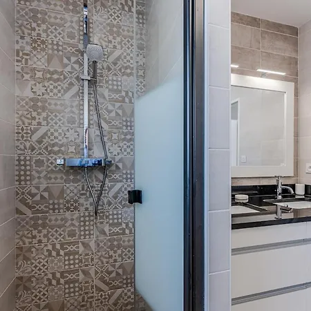 House With Heated Pool דירה גוז'אן-מסטרה