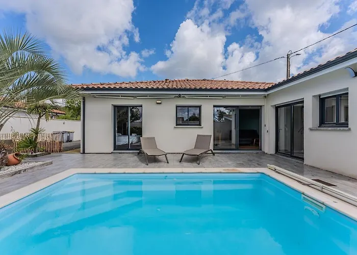 House With Heated Pool Apartment